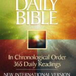 The Daily Bible: In Chronological Order 365 Daily Readings(Paperback)