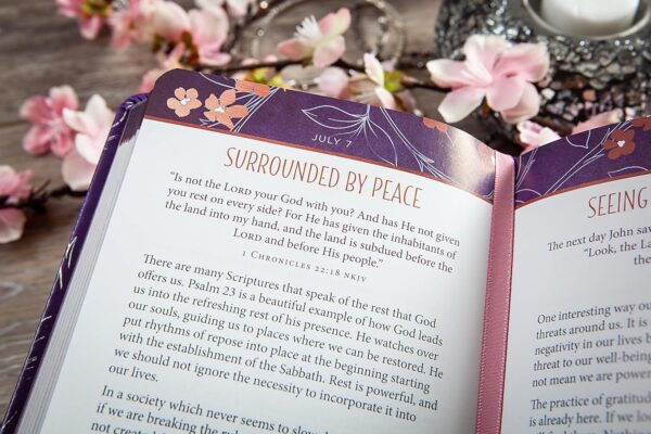 The Power of Gratitude: 365 Daily Devotions (Imitation Leather) - Image 3
