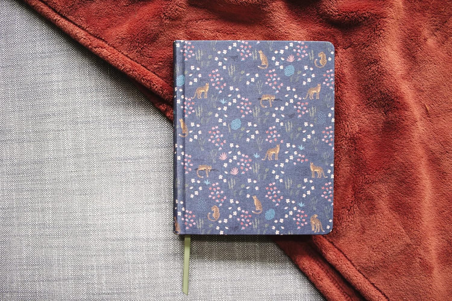 Niv, Journal the Word Bible (Perfect for Note-Taking), Double-Column, Cloth Over Board, Navy Floral, Red Letter, Comfort Print: Reflect, Take Notes, o (NIV Journal the Word Bible) - Image 9